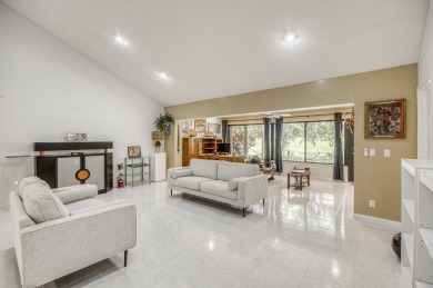 Charming 55+ community villa in Applegate at Indian Springs on Indian Spring Golf and Country Club in Florida - for sale on GolfHomes.com, golf home, golf lot
