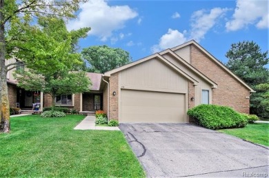 Rochester Hills two bedroom ranch condo with 2 car garage is a on Hampton Golf and Recreation Club in Michigan - for sale on GolfHomes.com, golf home, golf lot