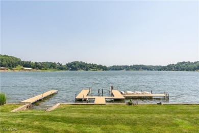This 3-bedroom, 1-bath lakefront cottage offers the perfect on Lake Mohawk Golf Club in Ohio - for sale on GolfHomes.com, golf home, golf lot