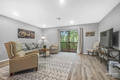 Beautifully renovated, fully furnished townhouse on the 17th on Bella Vista - Metfield Golf Complex and Country Club in Arkansas - for sale on GolfHomes.com, golf home, golf lot