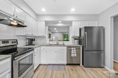 Beautifully renovated, fully furnished townhouse on the 17th on Bella Vista - Metfield Golf Complex and Country Club in Arkansas - for sale on GolfHomes.com, golf home, golf lot