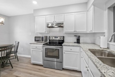 Beautifully renovated, fully furnished townhouse on the 17th on Bella Vista - Metfield Golf Complex and Country Club in Arkansas - for sale on GolfHomes.com, golf home, golf lot