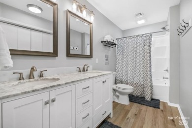 Beautifully renovated, fully furnished townhouse on the 17th on Bella Vista - Metfield Golf Complex and Country Club in Arkansas - for sale on GolfHomes.com, golf home, golf lot