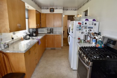 Welcome to this delightful two-bedroom, two-bath ranch-style on Sibley Golf And Country Club in Iowa - for sale on GolfHomes.com, golf home, golf lot