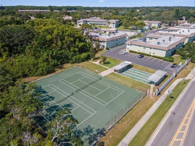 Experience easy Florida living in this bright and spacious on Tarpon Springs Golf Course in Florida - for sale on GolfHomes.com, golf home, golf lot