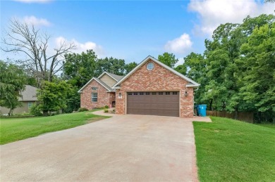 Welcome to your new home in NWA! Nestled in a cul-de-sac just 15 on Bella Vista Country Club - Kingswood in Arkansas - for sale on GolfHomes.com, golf home, golf lot