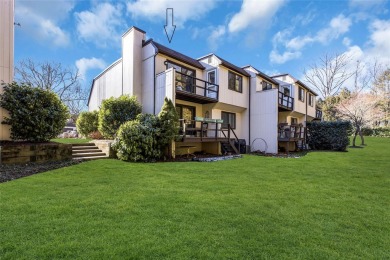 Welcome to this mint townhouse-style end unit condo in the on Glen Head Country Club in New York - for sale on GolfHomes.com, golf home, golf lot