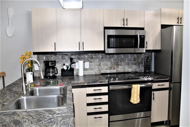 Beautifully remodeled 1 bed / 1 bath condo, sold fully furnished on Pointe Royale Village Country Club in Missouri - for sale on GolfHomes.com, golf home, golf lot