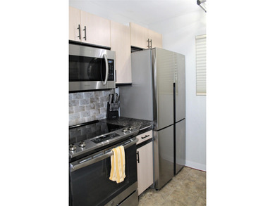 Beautifully remodeled 1 bed / 1 bath condo, sold fully furnished on Pointe Royale Village Country Club in Missouri - for sale on GolfHomes.com, golf home, golf lot