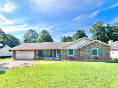 Immaculate home overlooking the beautiful 18 hole golf course on Holiday Island Golf Course in Arkansas - for sale on GolfHomes.com, golf home, golf lot