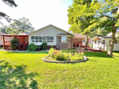 Immaculate home overlooking the beautiful 18 hole golf course on Holiday Island Golf Course in Arkansas - for sale on GolfHomes.com, golf home, golf lot