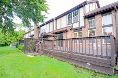 ENJOY A $5,000 CREDIT FOR CARPET REPLACEMENT! This is a on Bloomingdale Golf Club in Illinois - for sale on GolfHomes.com, golf home, golf lot