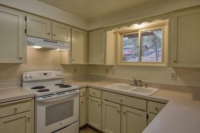 Latah Creelk golf course community condo. 1440sqft 2 story unit on Hangman Valley Golf Course in Washington - for sale on GolfHomes.com, golf home, golf lot