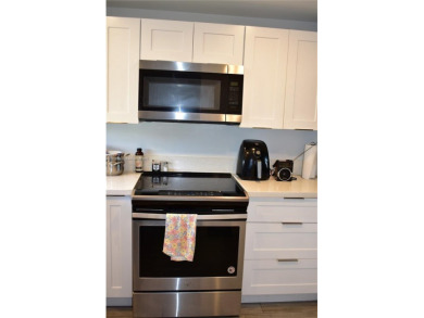 Nice, first floor 1 bedroom apartment with renovated kitchen on Sunrise Lakes Phase III in Florida - for sale on GolfHomes.com, golf home, golf lot