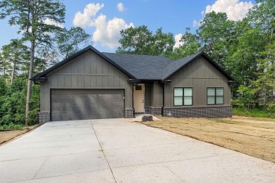 Come see this fantastic new construction home with a one year on Bella Vista Country Club - Kingswood in Arkansas - for sale on GolfHomes.com, golf home, golf lot