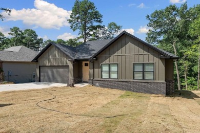 Come see this fantastic new construction home with a one year on Bella Vista Country Club - Kingswood in Arkansas - for sale on GolfHomes.com, golf home, golf lot
