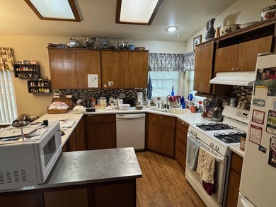 Nice, well established Golf Access Home.  Three Bedrooms, 2 on Lake Shastina Golf Course in California - for sale on GolfHomes.com, golf home, golf lot