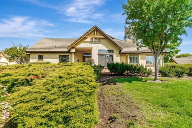 Looking for a spacious home for entertaining or still work from on Villages Golf and Country Club in California - for sale on GolfHomes.com, golf home, golf lot