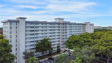 Beautifully renovated 2-bed, 2-bath condo with a modern on Palm-Aire Country Club and Resort - The Oaks in Florida - for sale on GolfHomes.com, golf home, golf lot