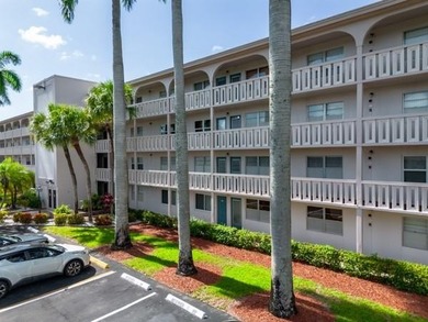 GORGEOUS! COMPLETELY REMODELED 2BEDROOM/2BATH Florida Room on Wynmoor Golf Course in Florida - for sale on GolfHomes.com, golf home, golf lot