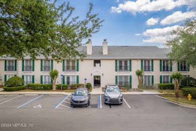 Welcome to your move-in ready 3-bedroom, 2-bath condo in the on Windsor Parke Golf Club in Florida - for sale on GolfHomes.com, golf home, golf lot