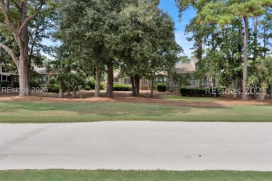 Welcome to this charming 2 bedroom, 2 bath end-unit villa on Sea Pines Golf and Resort  in South Carolina - for sale on GolfHomes.com, golf home, golf lot
