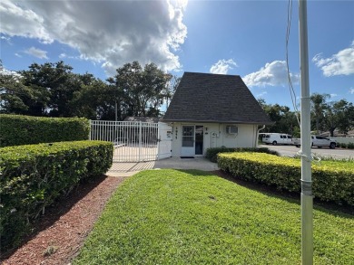 ***NEW ROOF*** installed January 2025. Attractive END unit with on Innisbrook Resort and Golf Club in Florida - for sale on GolfHomes.com, golf home, golf lot