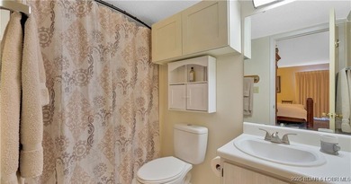 Welcome to this pristine, turnkey move-in-ready home, located in on The Oaks Golf Course in Missouri - for sale on GolfHomes.com, golf home, golf lot