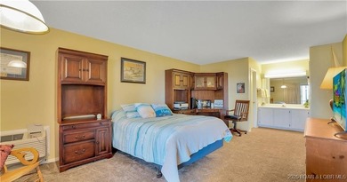 Welcome to this pristine, turnkey move-in-ready home, located in on The Oaks Golf Course in Missouri - for sale on GolfHomes.com, golf home, golf lot