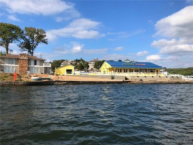 Welcome to this pristine, turnkey move-in-ready home, located in on The Oaks Golf Course in Missouri - for sale on GolfHomes.com, golf home, golf lot