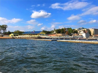 Welcome to this pristine, turnkey move-in-ready home, located in on The Oaks Golf Course in Missouri - for sale on GolfHomes.com, golf home, golf lot