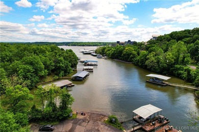 Welcome to this pristine, turnkey move-in-ready home, located in on The Oaks Golf Course in Missouri - for sale on GolfHomes.com, golf home, golf lot