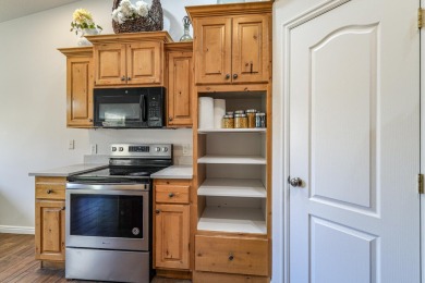 Fresh interior and exterior paint, makes this one shine like a on Southgate Golf Course in Utah - for sale on GolfHomes.com, golf home, golf lot