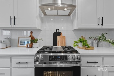 Thoughtfully designed single-level floor plan offers 3 bedrooms on Hunters Point Golf Club in Idaho - for sale on GolfHomes.com, golf home, golf lot
