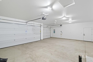 Thoughtfully designed single-level floor plan offers 3 bedrooms on Hunters Point Golf Club in Idaho - for sale on GolfHomes.com, golf home, golf lot