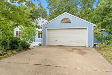 Welcome to this delightful two-bedroom home featuring a on Bella Vista Country Club - Highlands in Arkansas - for sale on GolfHomes.com, golf home, golf lot