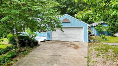 Welcome to this delightful two-bedroom home featuring a on Bella Vista Country Club - Highlands in Arkansas - for sale on GolfHomes.com, golf home, golf lot