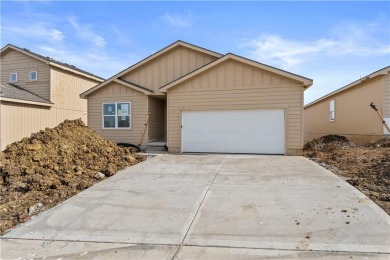 Welcome to this stunning 3 bedroom, 2 bathroom home with a on Golf Club of Creekmoor in Missouri - for sale on GolfHomes.com, golf home, golf lot