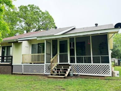 Well cared for- move in condition ONE LEVEL 2 bed 1 1/2 bath on Cherokee Village North Course in Arkansas - for sale on GolfHomes.com, golf home, golf lot