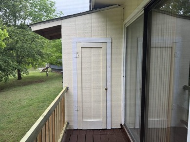 Well cared for- move in condition ONE LEVEL 2 bed 1 1/2 bath on Cherokee Village North Course in Arkansas - for sale on GolfHomes.com, golf home, golf lot