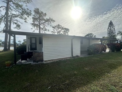 Beautiful 2 bedroom / 2-bathroom cozy home on the 18th tee box! on Lake Fairways Country Club in Florida - for sale on GolfHomes.com, golf home, golf lot