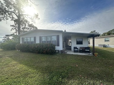 Beautiful 2 bedroom / 2-bathroom cozy home on the 18th tee box! on Lake Fairways Country Club in Florida - for sale on GolfHomes.com, golf home, golf lot