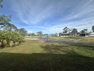 Beautiful 2 bedroom / 2-bathroom cozy home on the 18th tee box! on Lake Fairways Country Club in Florida - for sale on GolfHomes.com, golf home, golf lot