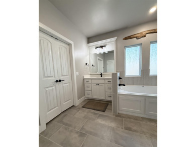 This beautifully maintained one-owner home sits in a desirable on Pheasant Run in Oklahoma - for sale on GolfHomes.com, golf home, golf lot