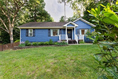 Beautifully furnished 3BR/2BA ranch ideally located within on Black Mountain Golf Course in North Carolina - for sale on GolfHomes.com, golf home, golf lot