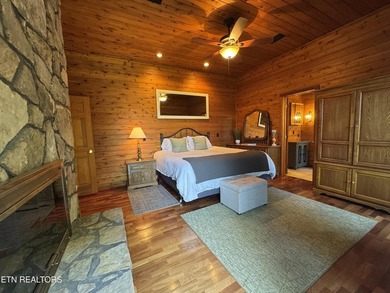 Stunning Log Cabin style Retreat on Norris Lake - Community on The Greens at Deerfield in Tennessee - for sale on GolfHomes.com, golf home, golf lot