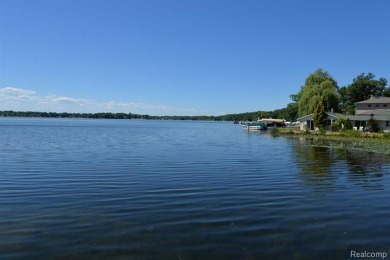 OUTSTANDING VIEWS from this all sports, Lake Nepessing lakefront on Lapeer Country Club in Michigan - for sale on GolfHomes.com, golf home, golf lot