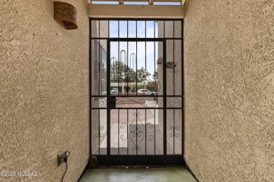 Welcome to this delightful 2-bedroom, 2 full bathroom home on Country Club of Green Valley in Arizona - for sale on GolfHomes.com, golf home, golf lot