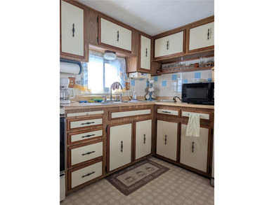 Fantastic opportunity to live affordably in the extremely on Mainlands Golf Club in Florida - for sale on GolfHomes.com, golf home, golf lot