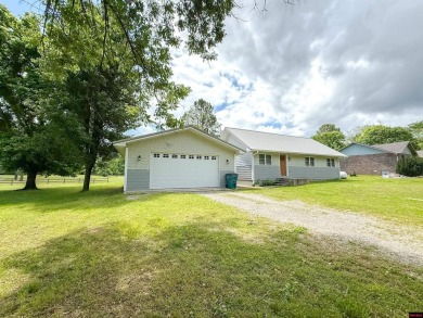 Just steps from the White River, this custom-built 2-bedroom on Rivercliff Golf Course in Arkansas - for sale on GolfHomes.com, golf home, golf lot